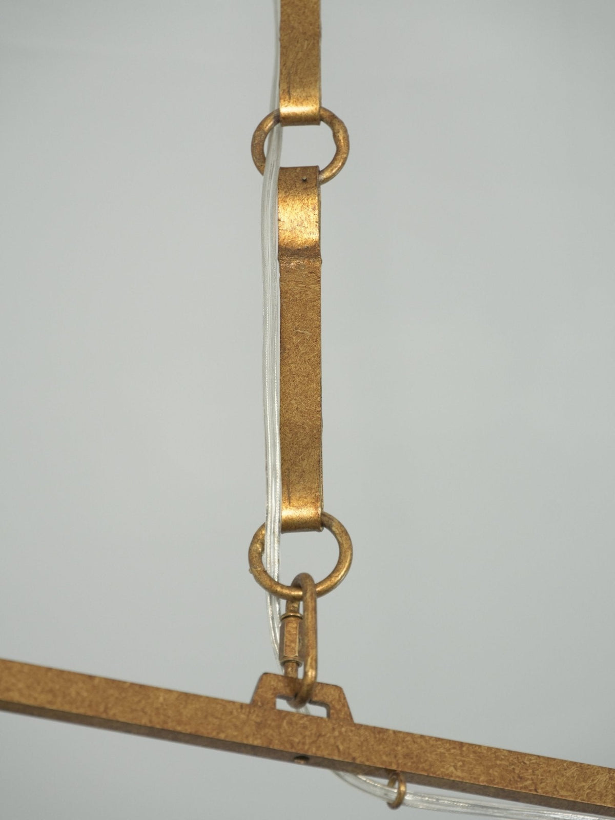 Lustre linear Lynve em latão, elegante e estelar