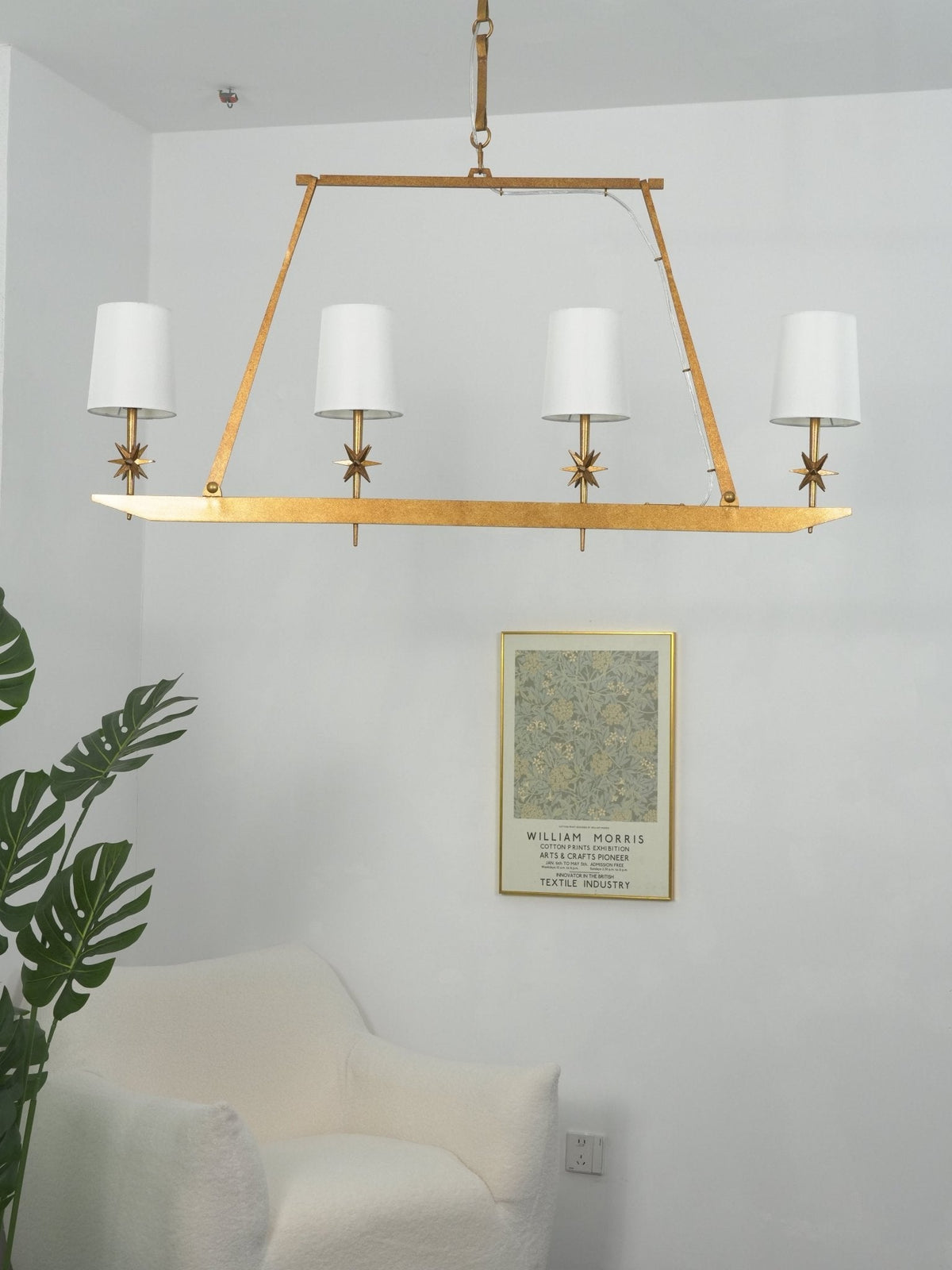 Lustre linear Lynve em latão, elegante e estelar