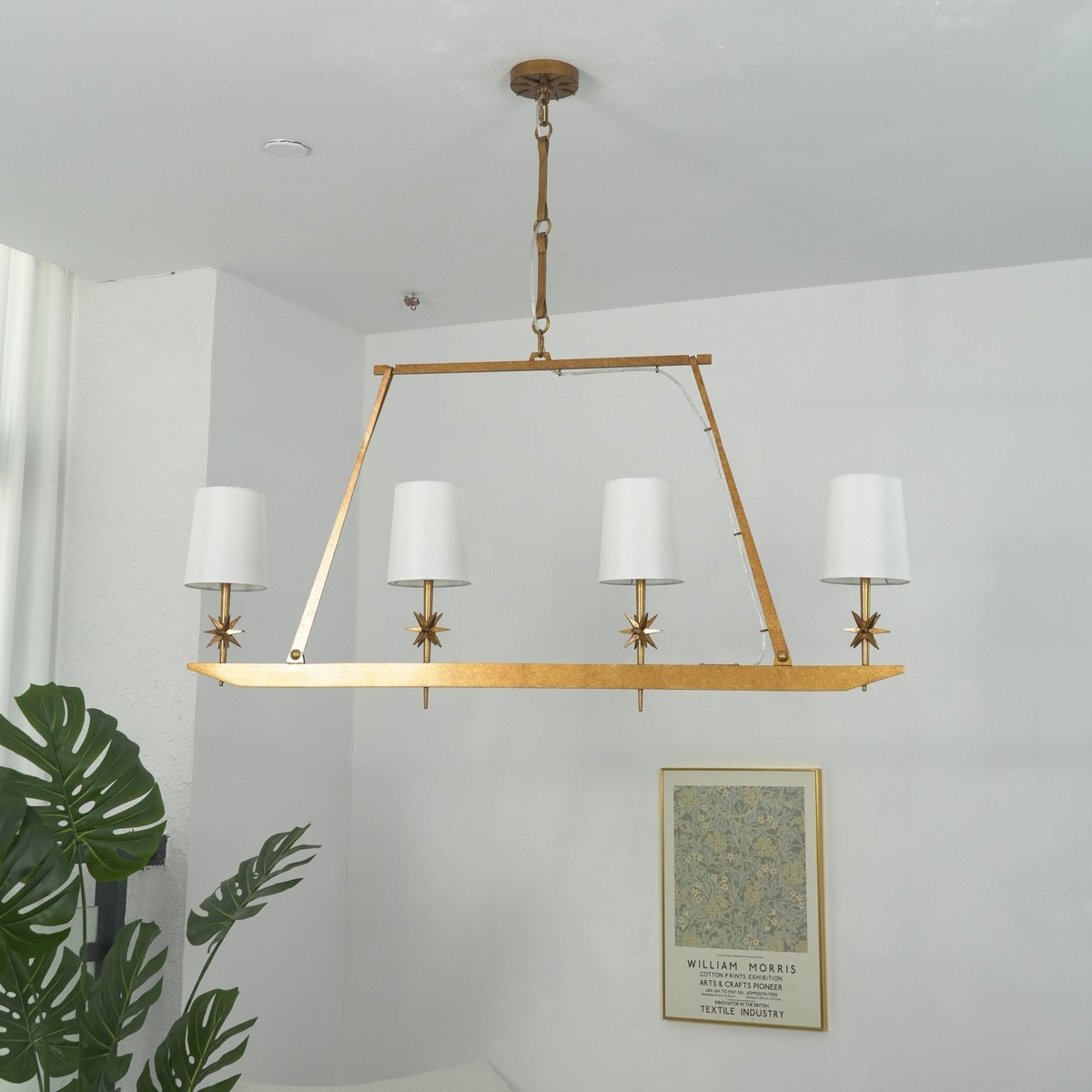 Lustre linear Lynve em latão, elegante e estelar