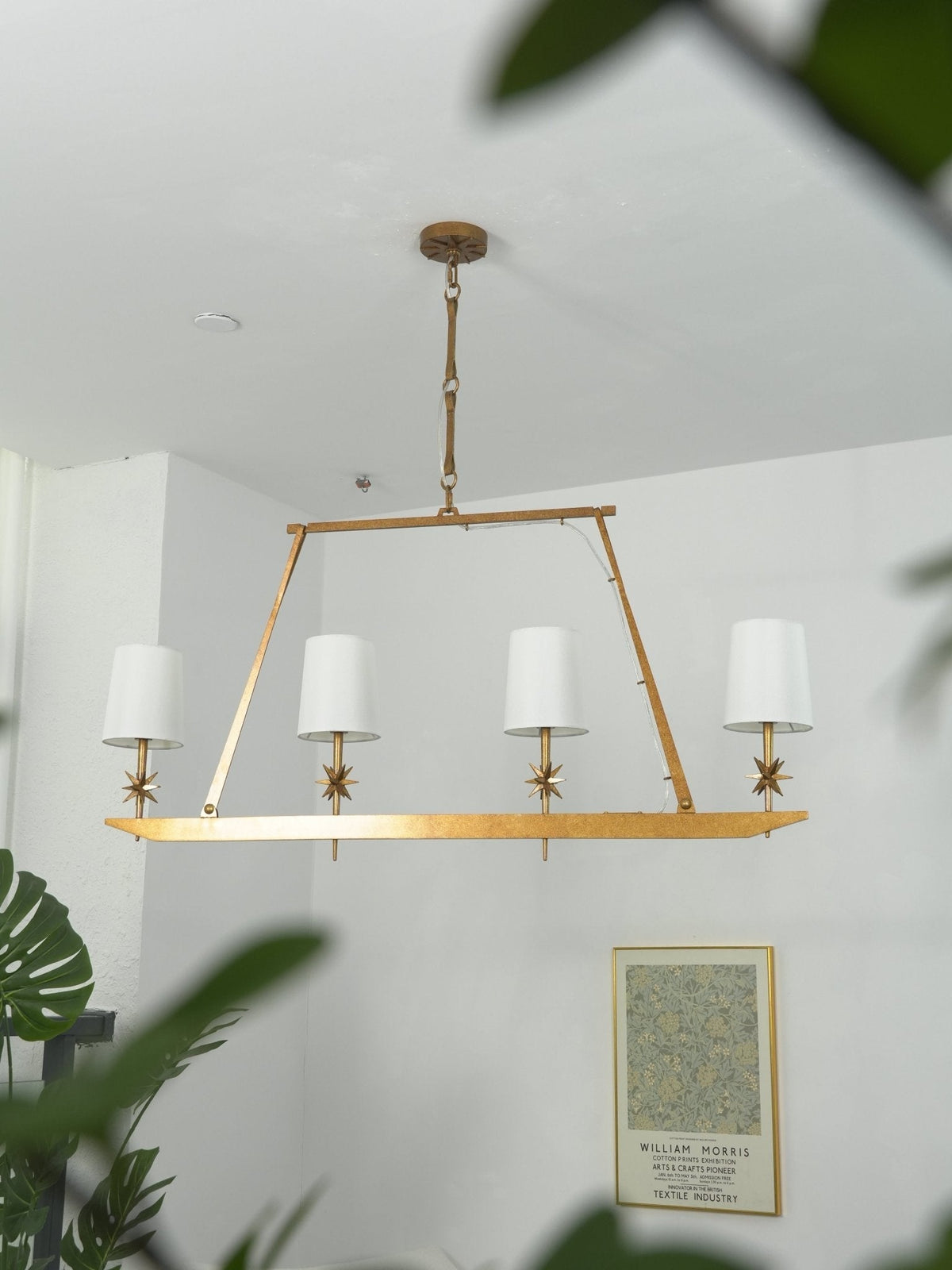 Lustre linear Lynve em latão, elegante e estelar
