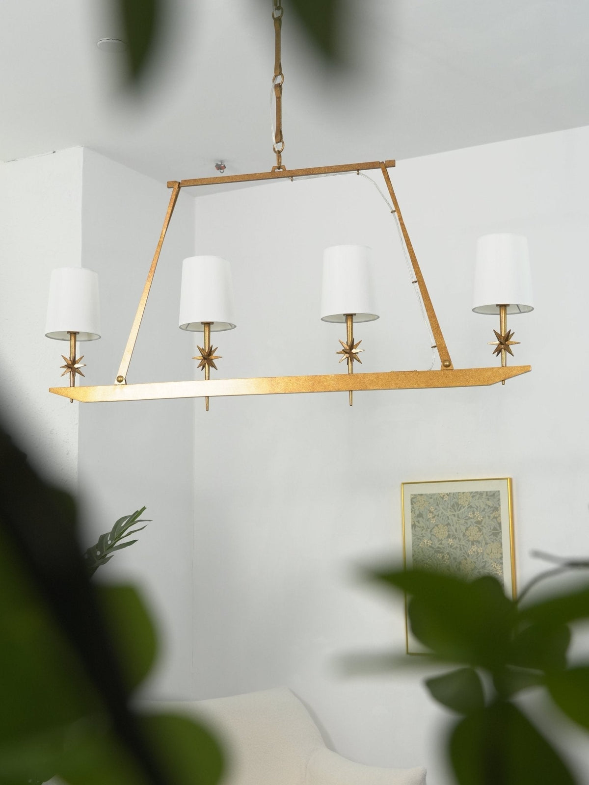 Lustre linear Lynve em latão, elegante e estelar