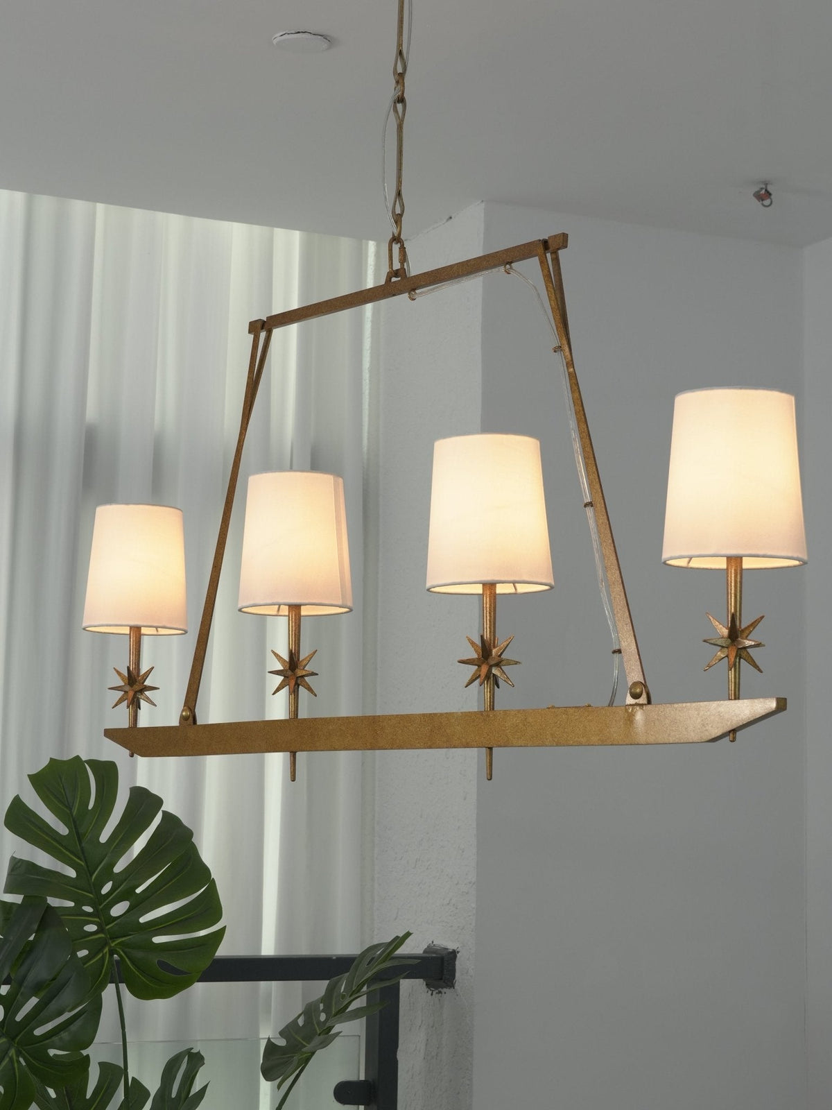 Lustre linear Lynve em latão, elegante e estelar