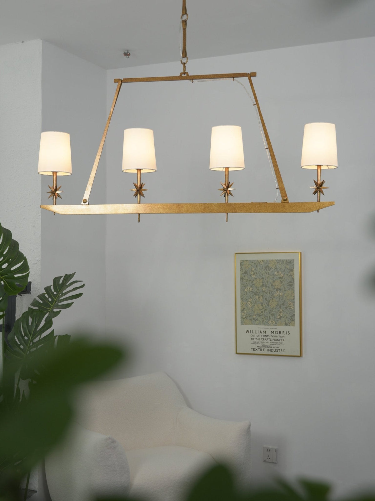 Lustre linear Lynve em latão, elegante e estelar