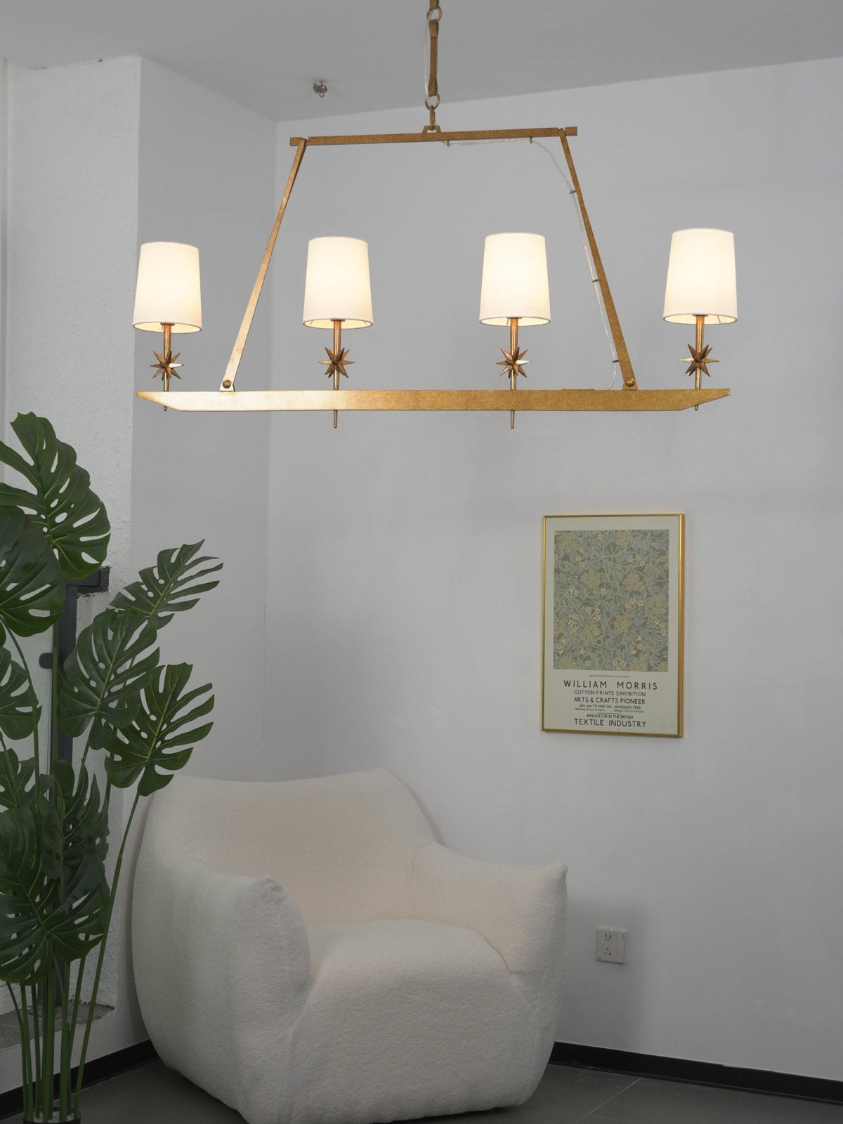 Lustre linear Lynve em latão, elegante e estelar