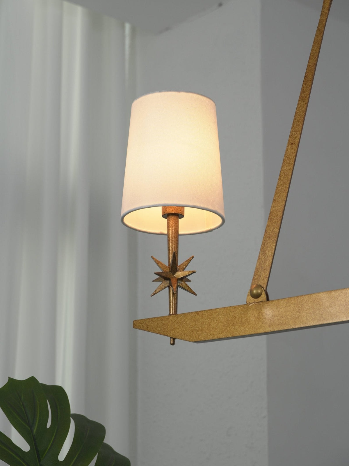 Lustre linear Lynve em latão, elegante e estelar