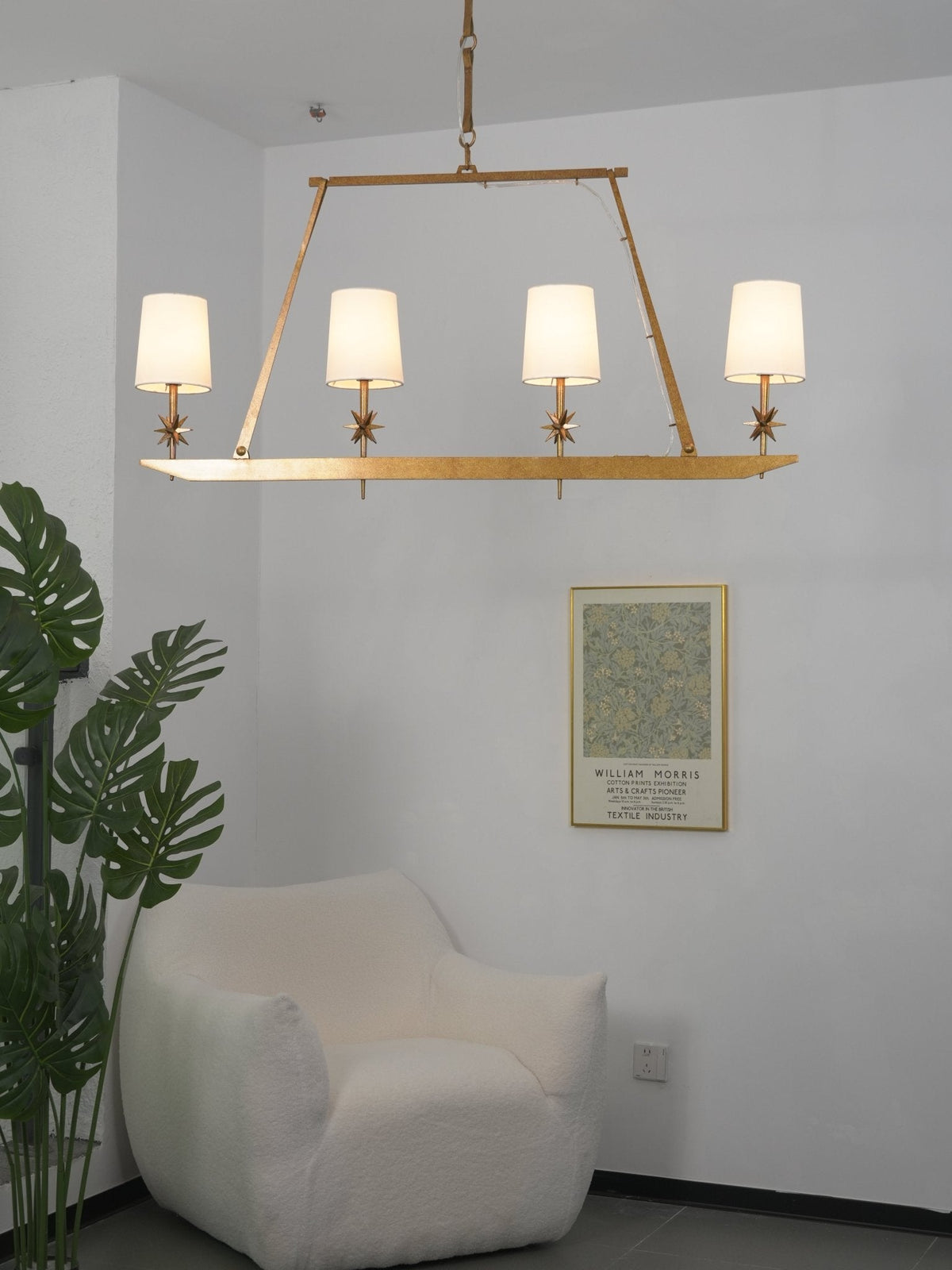 Lustre linear Lynve em latão, elegante e estelar