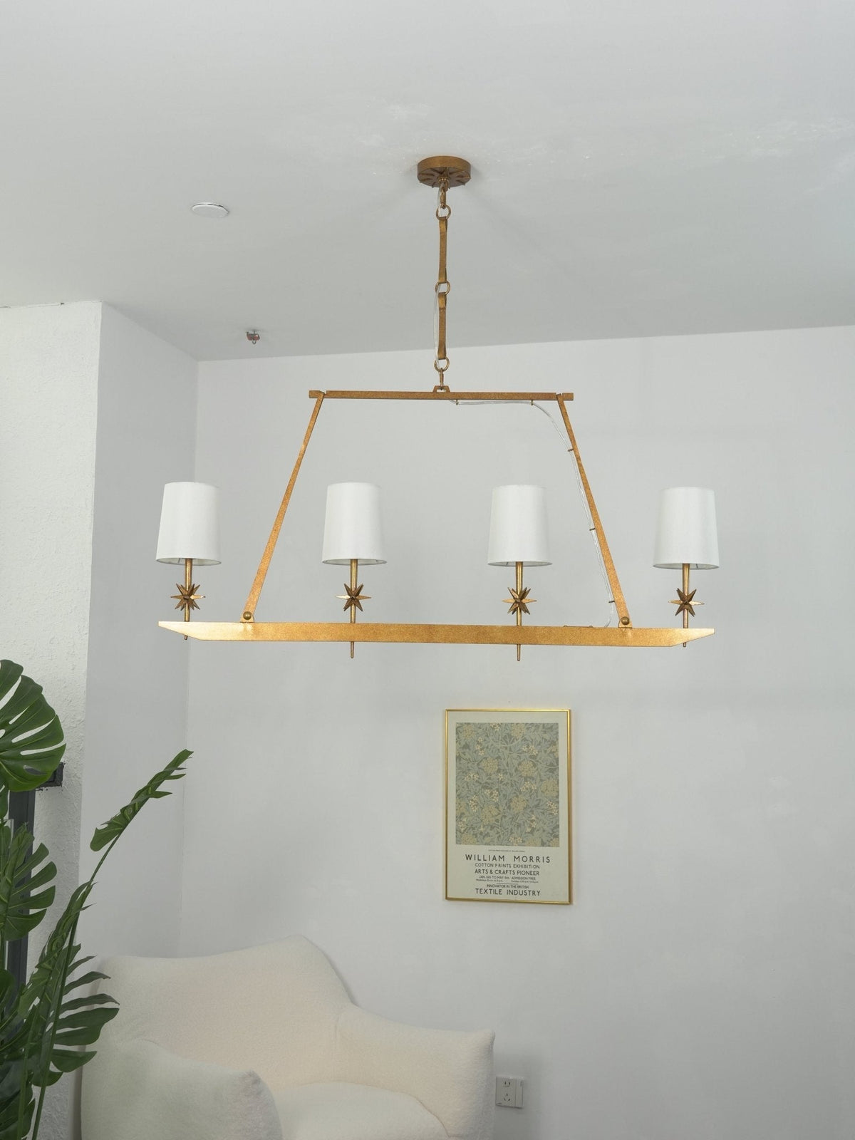Lustre linear Lynve em latão, elegante e estelar