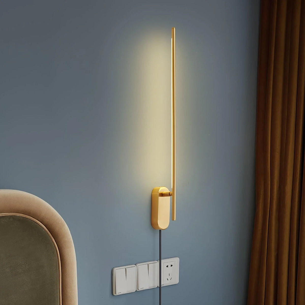 Vrysl minimalískur vegglampi á stöng með innstungu