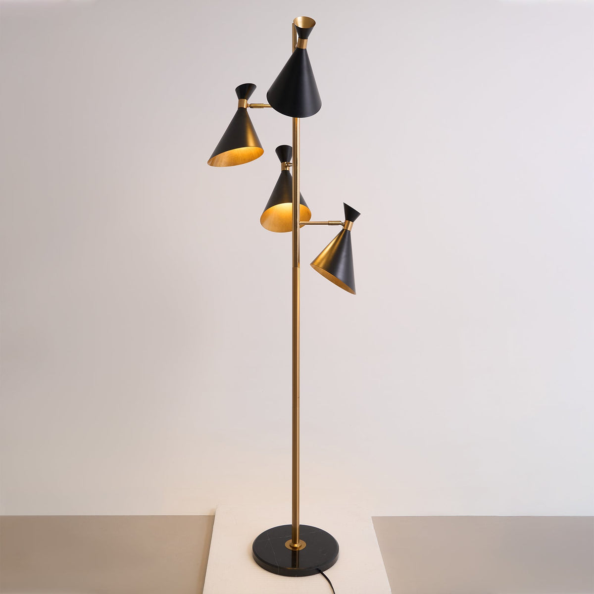 Solineria klassisk gulvlampe i guld og sort marmor