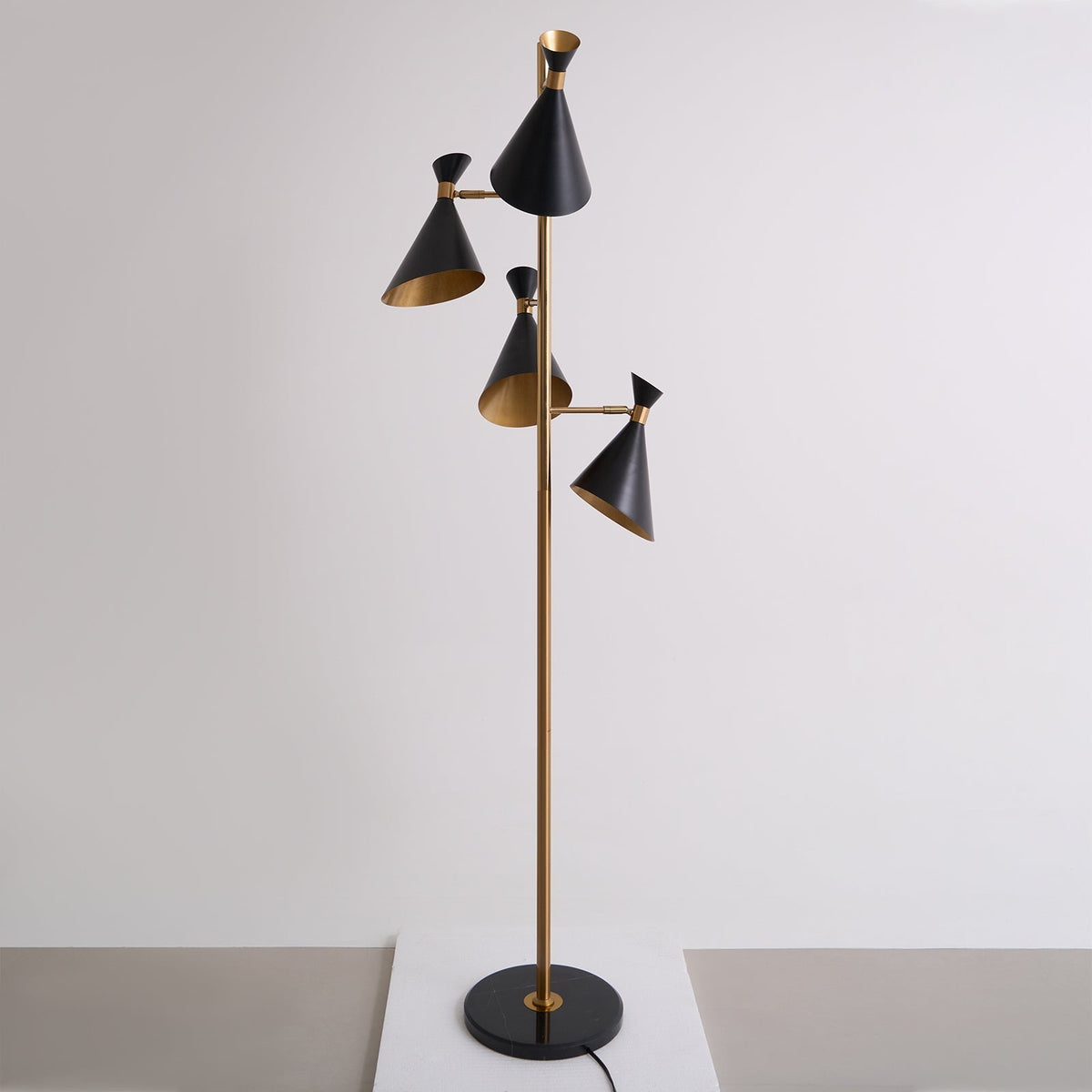 Solineria klassisk gulvlampe i guld og sort marmor