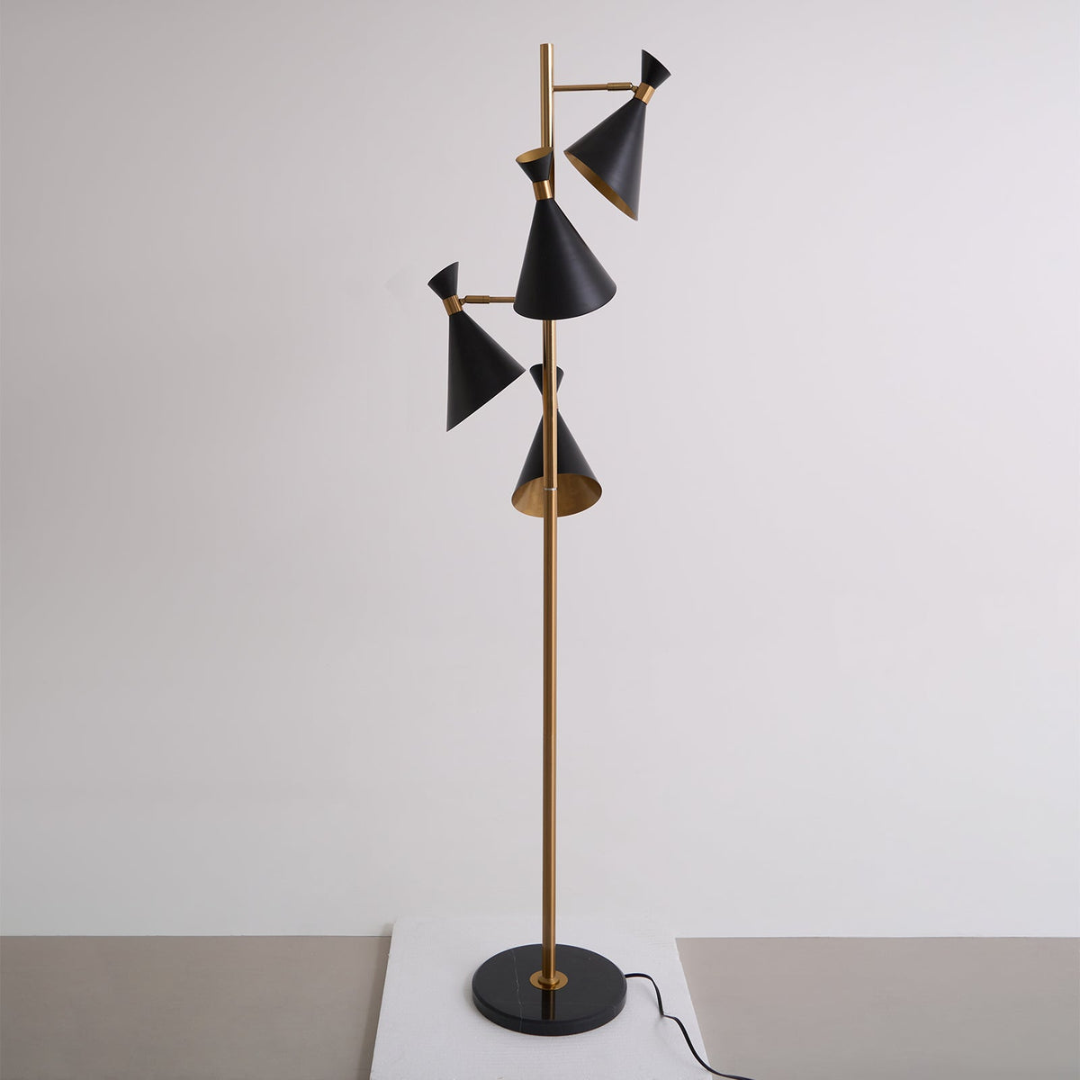 Solineria klassisk gulvlampe i guld og sort marmor