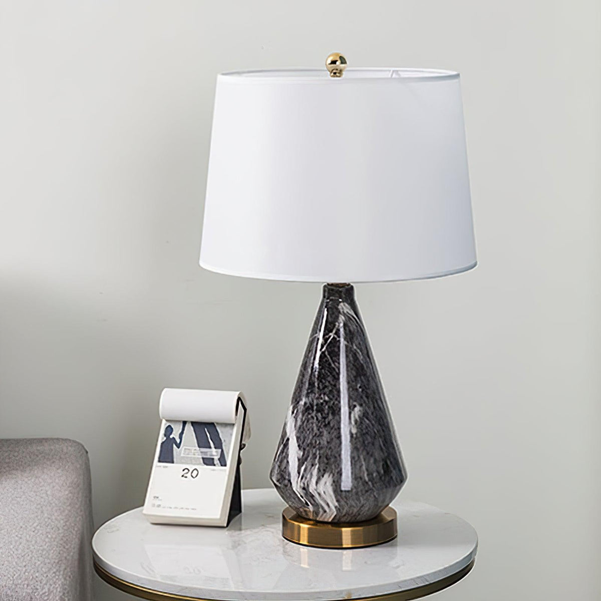 Elysian bordlampe i hvid og sort marmor