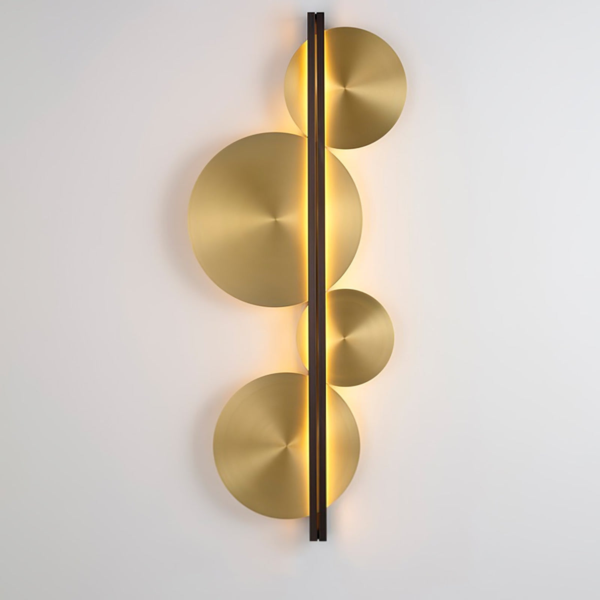 Oriivise rund, skulpturel væglampe i guld