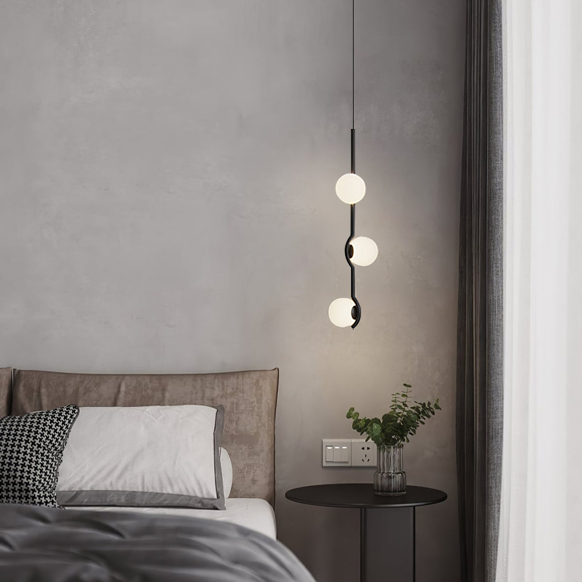 Elvian lysekrone med hvid glaskugle og minimalistisk messing