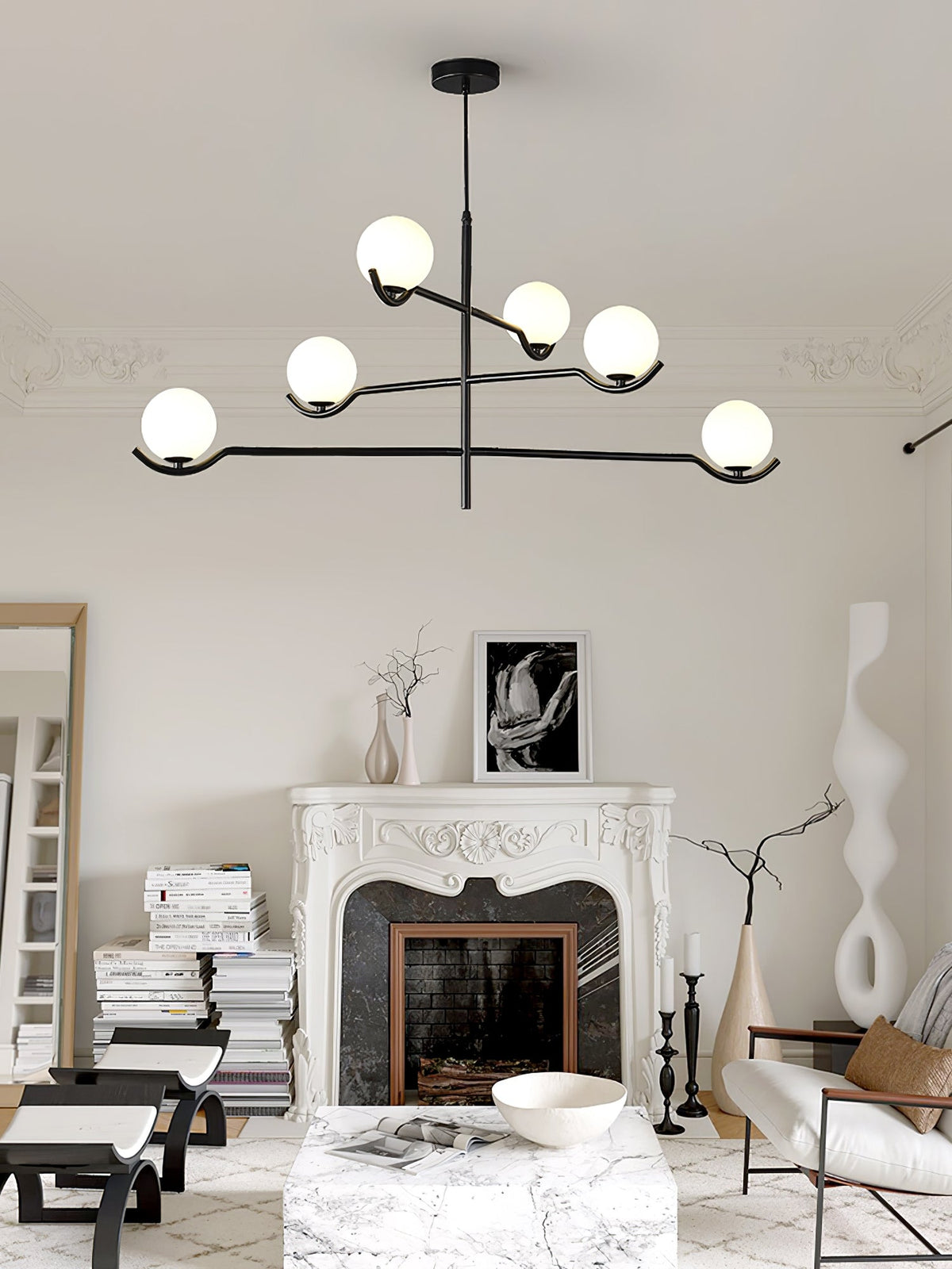 Elvian lysekrone med hvid glaskugle og minimalistisk messing