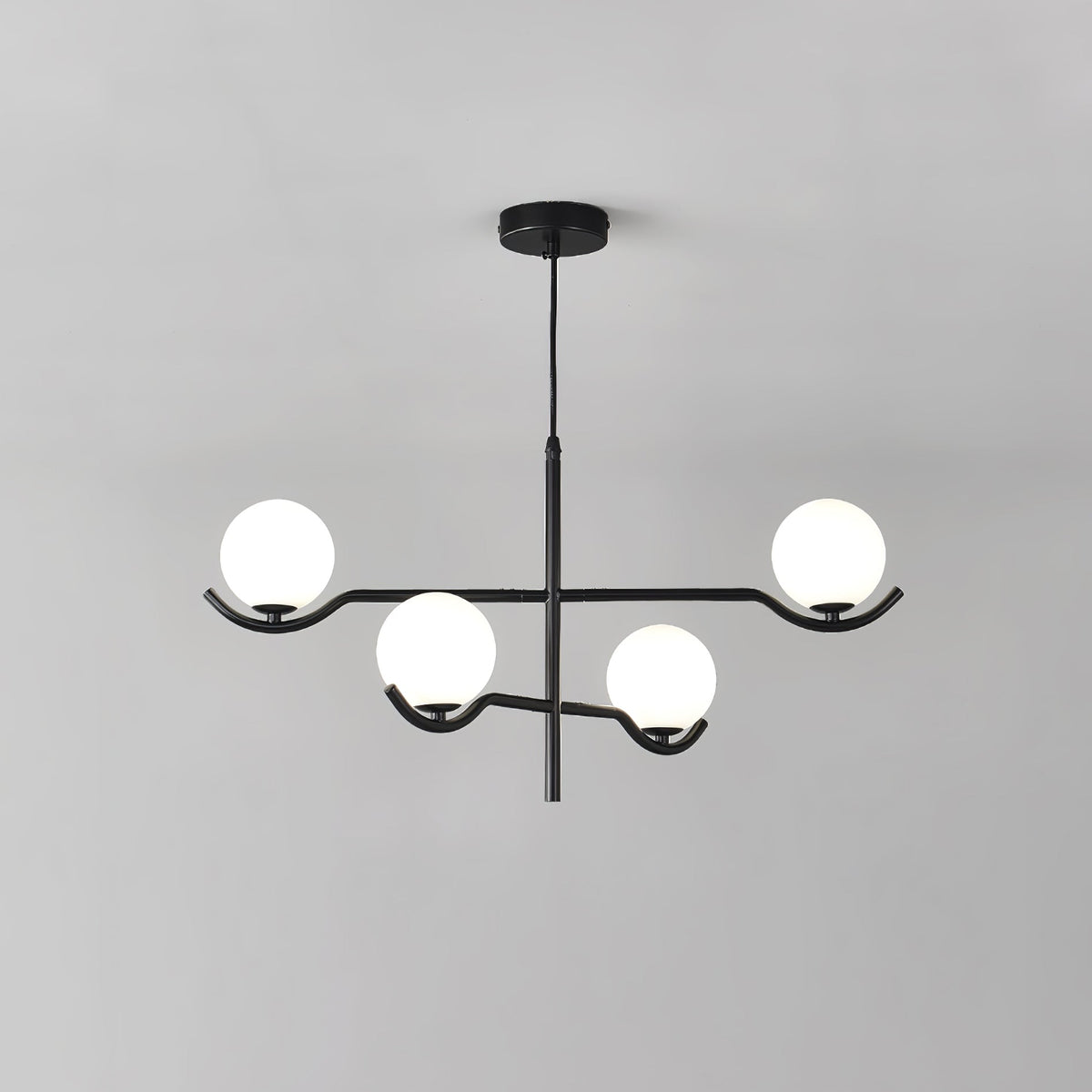 Elvian lysekrone med hvid glaskugle og minimalistisk messing