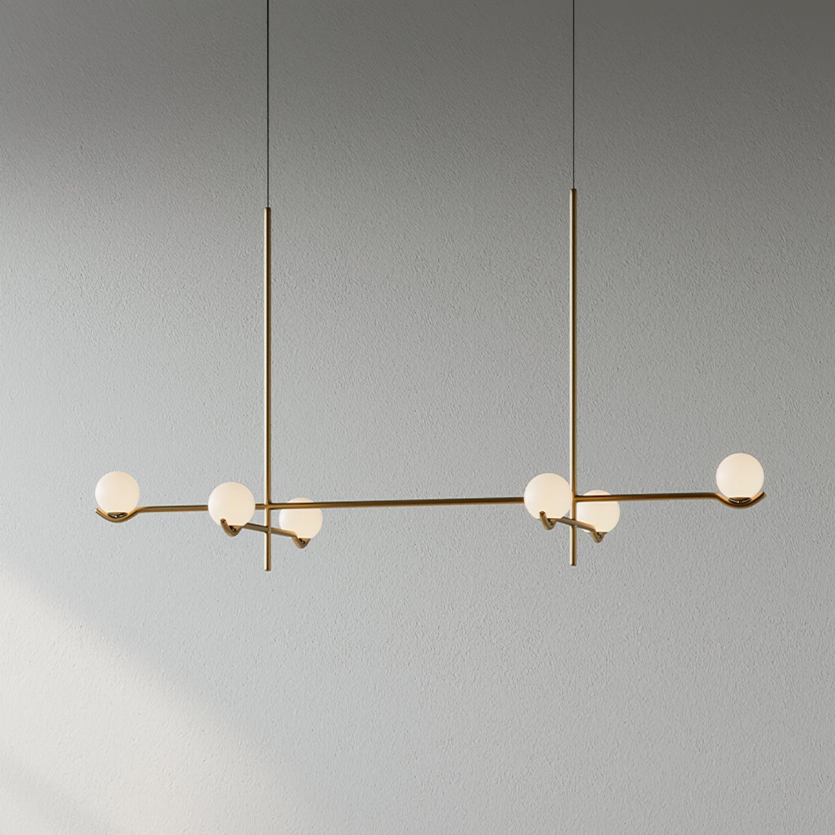 Elvian lysekrone med hvid glaskugle og minimalistisk messing