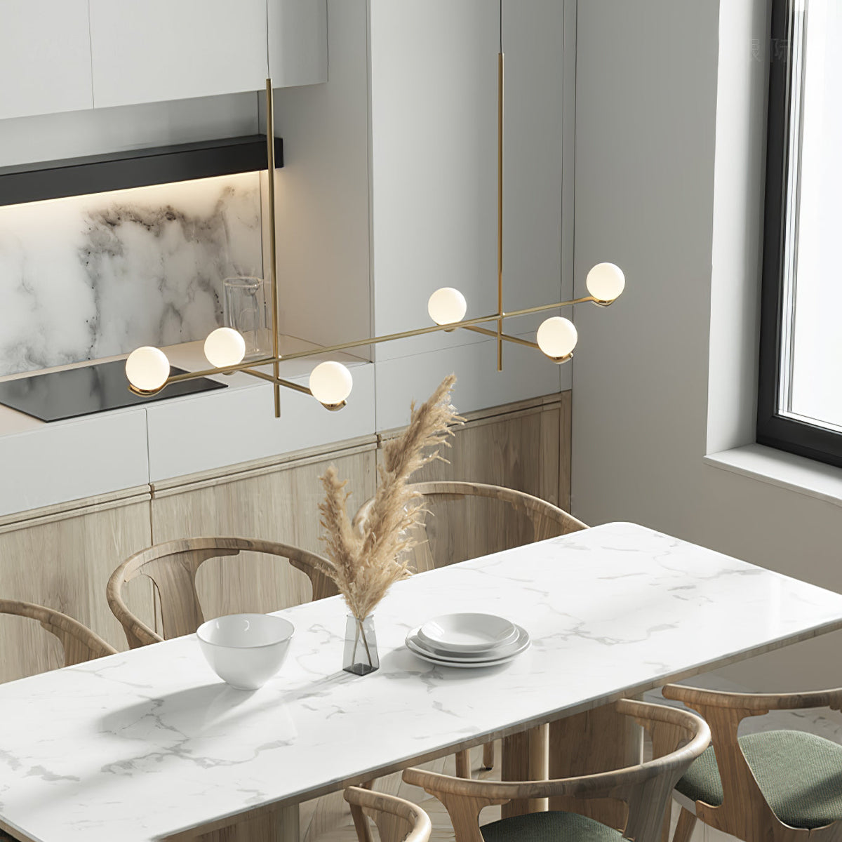Elvian lysekrone med hvid glaskugle og minimalistisk messing