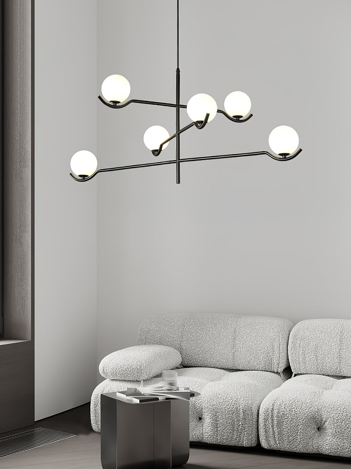 Elvian lysekrone med hvid glaskugle og minimalistisk messing