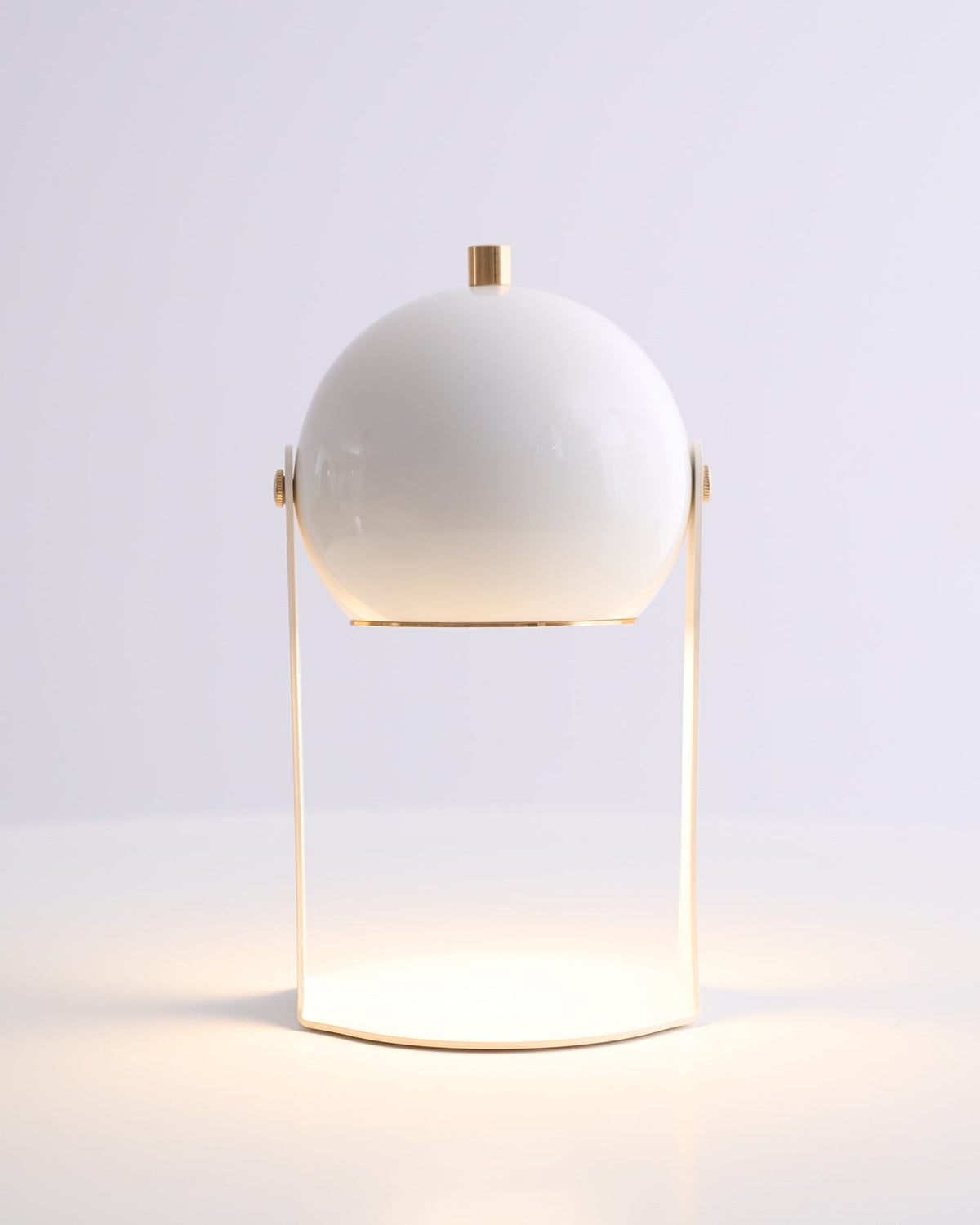 Ulsken minimalistisk bordlampe i akryl