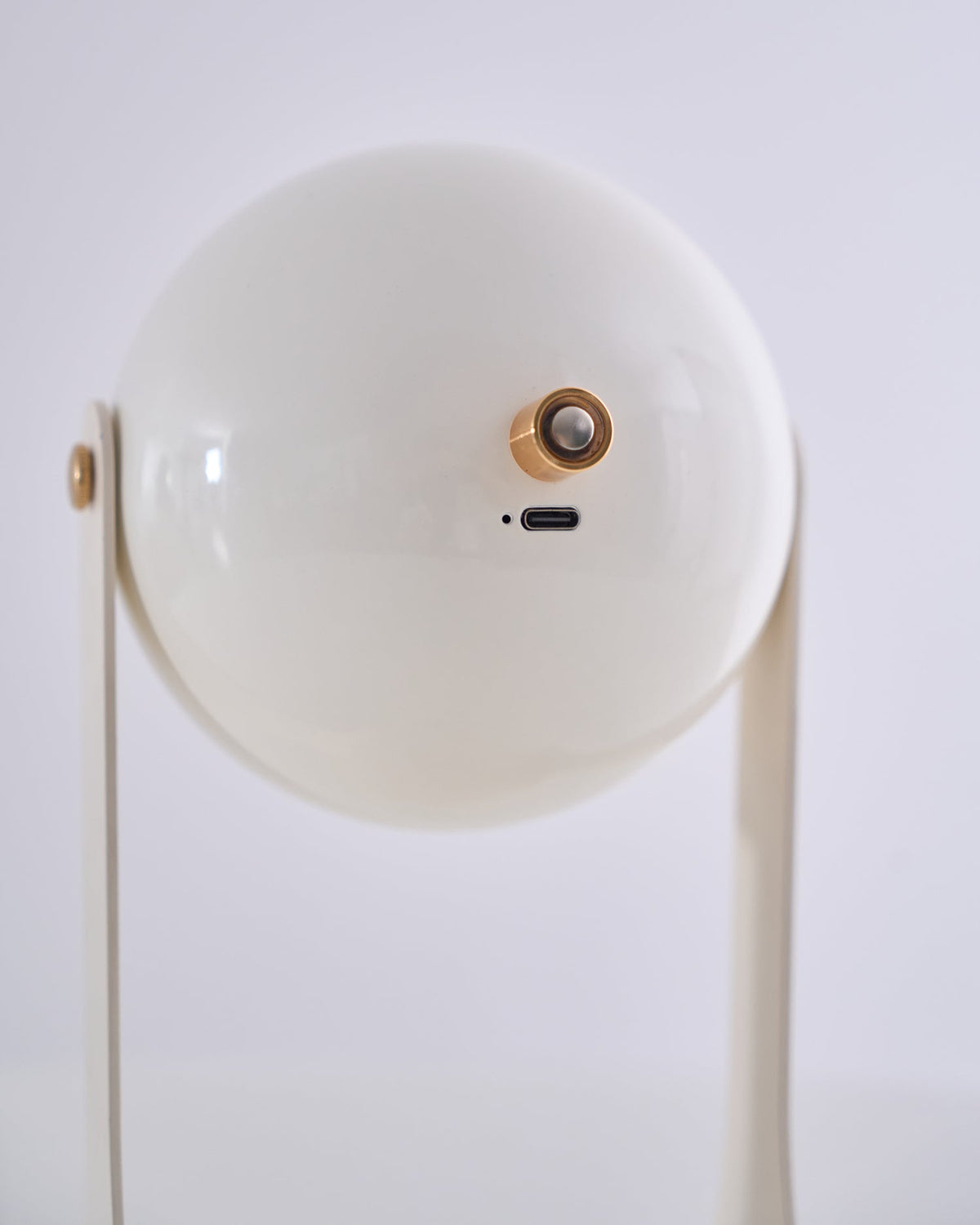 Ulsken minimalistisk bordlampe i akryl