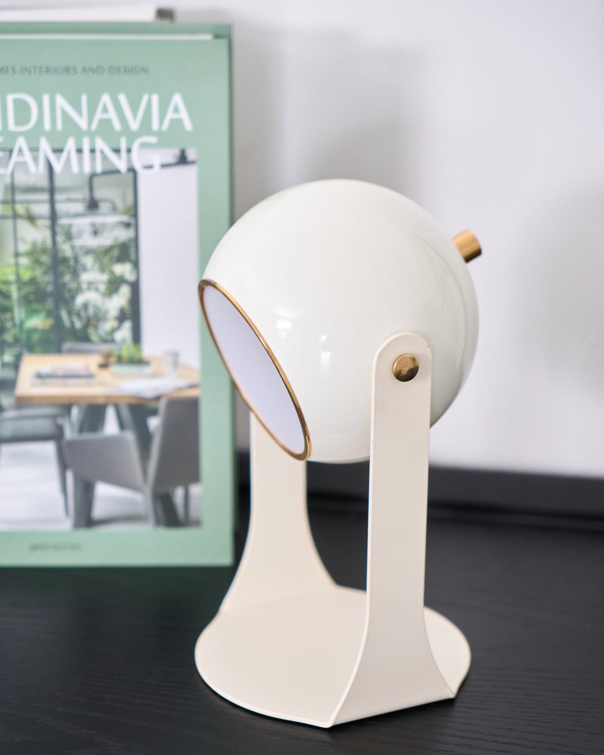 Ulsken minimalistisk bordlampe i akryl