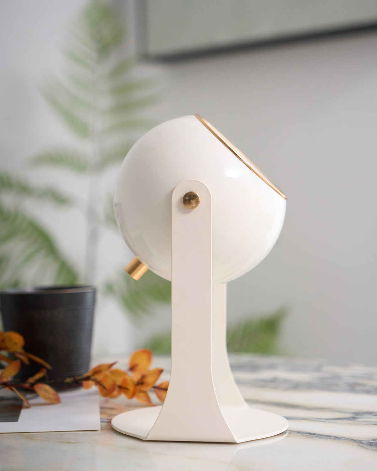 Ulsken minimalistisk bordlampe i akryl