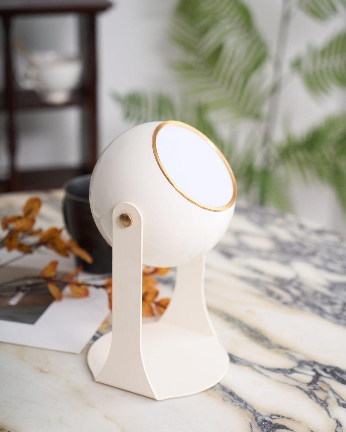 Ulsken minimalistisk bordlampe i akryl