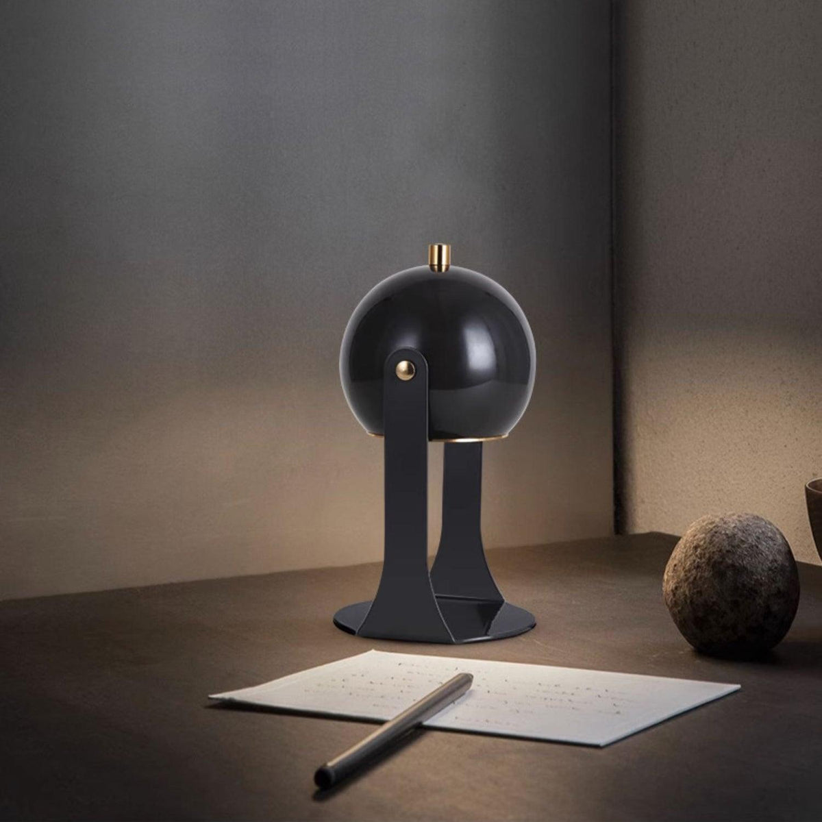Ulsken minimalistisk bordlampe i akryl