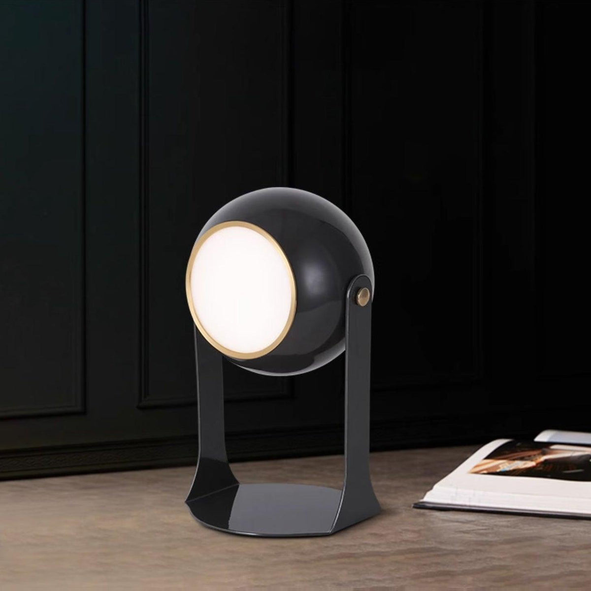 Ulsken minimalistisk bordlampe i akryl