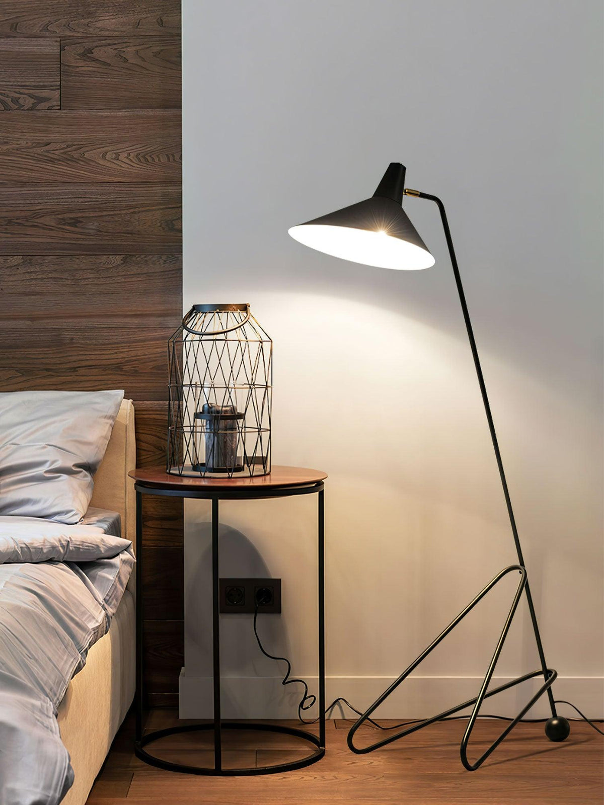 Caleleria-moderni teollinen lattiavalaisin