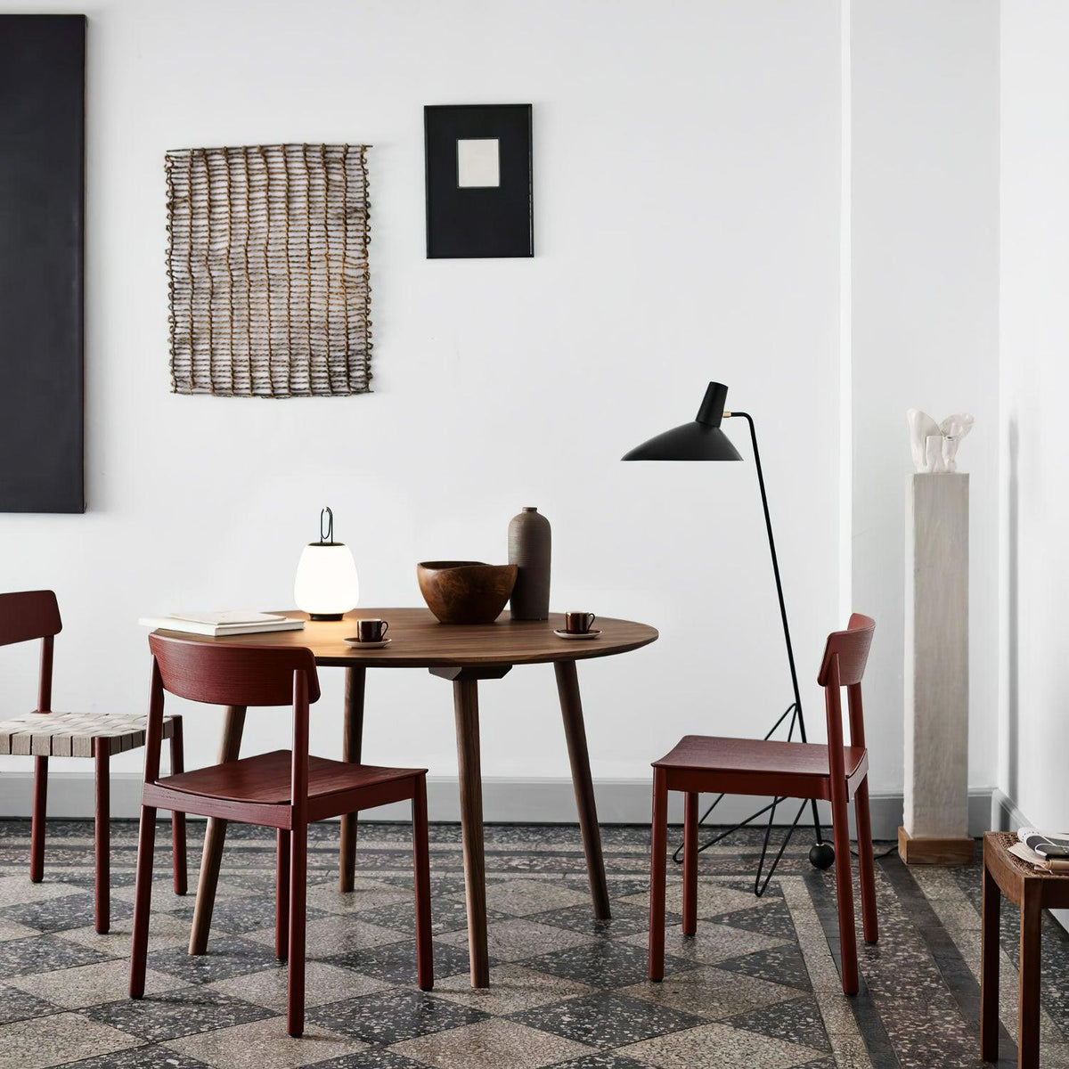Caleleria-moderni teollinen lattiavalaisin