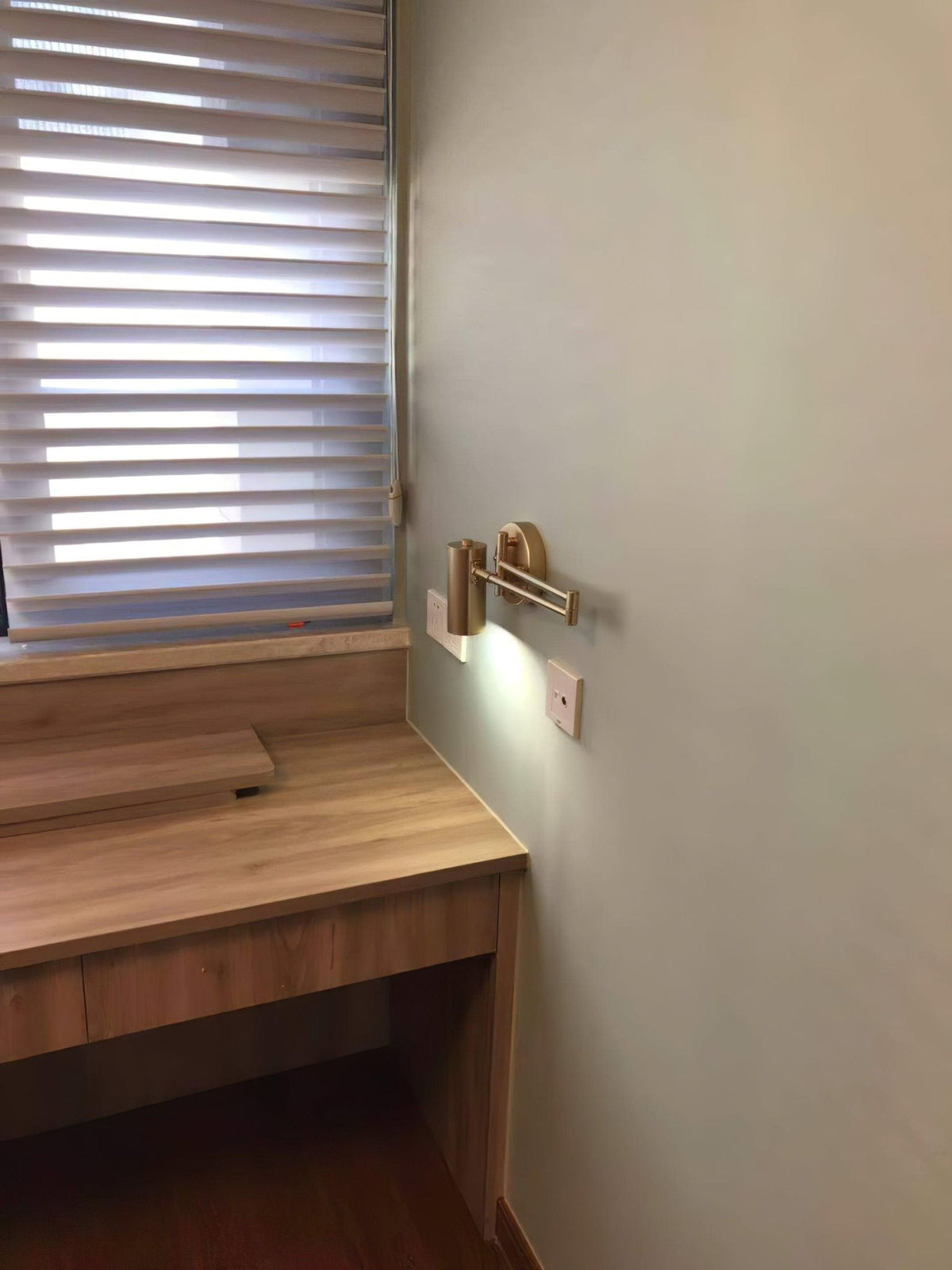 Auraelle väggarmatur i mässing med justerbar svängarm