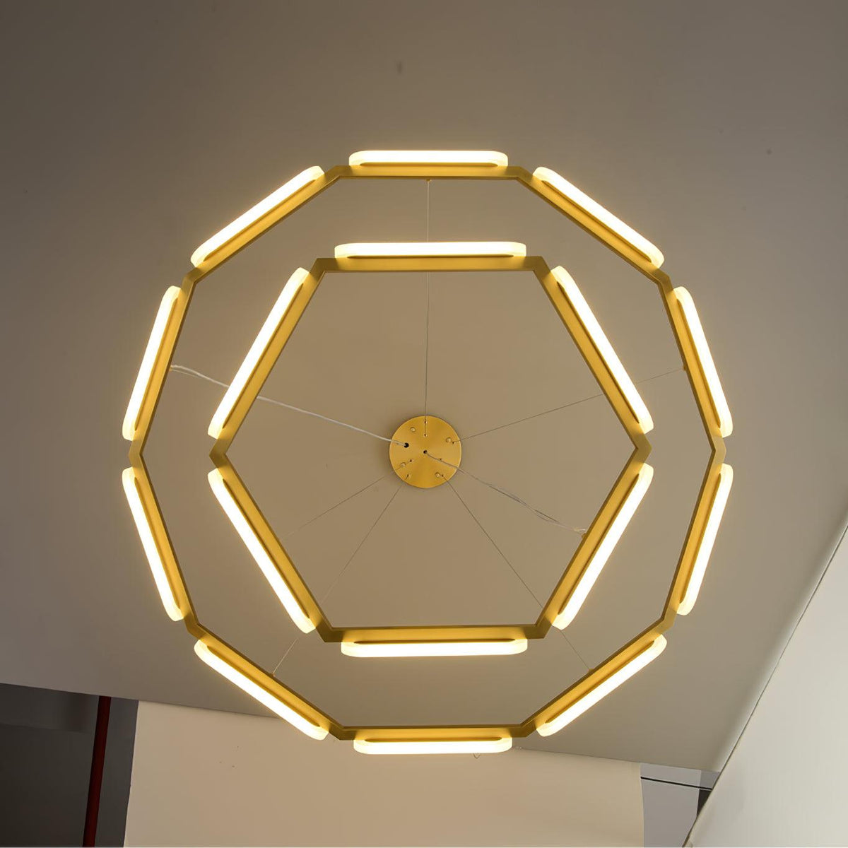Din geometrisk ljuskrona med mässingsring