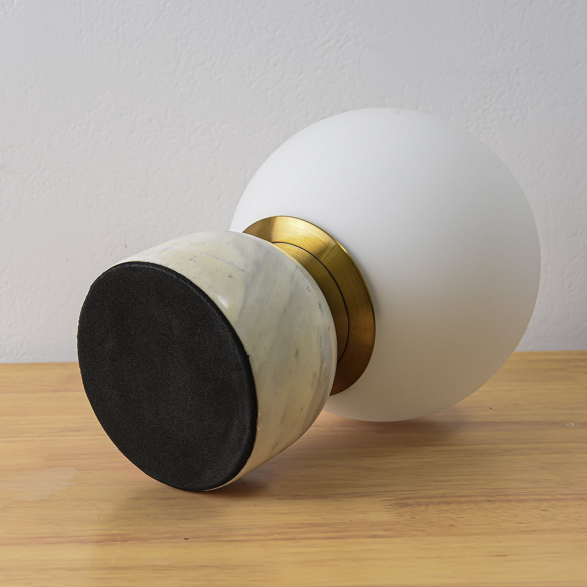 Caelum skandinavisk bordlampe i marmor