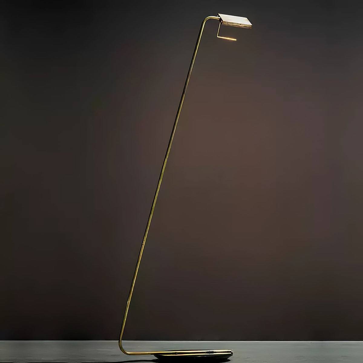 Petivinen minimalistinen marmorilattiavalaisin