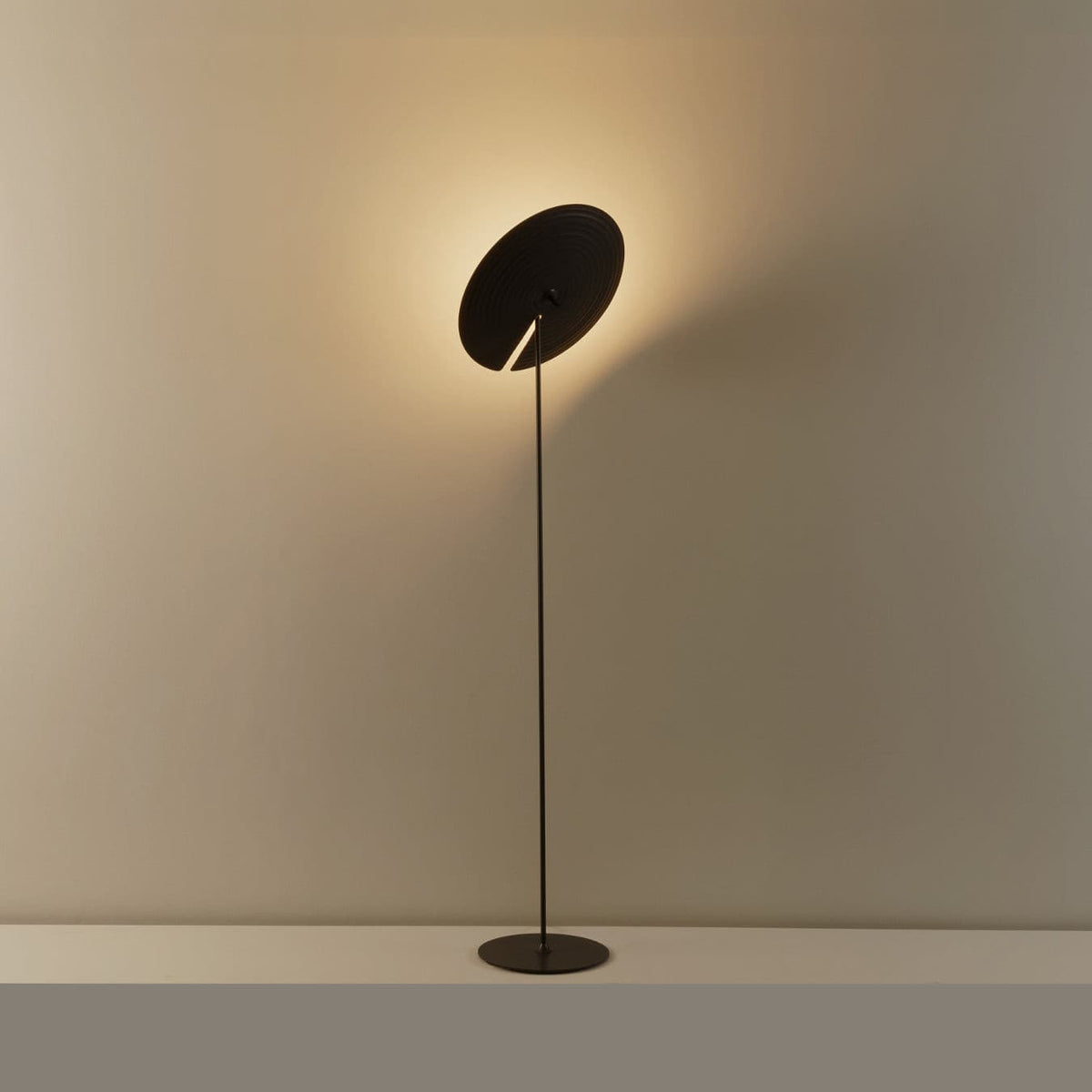 Spira moderne gulvlampe i aluminium