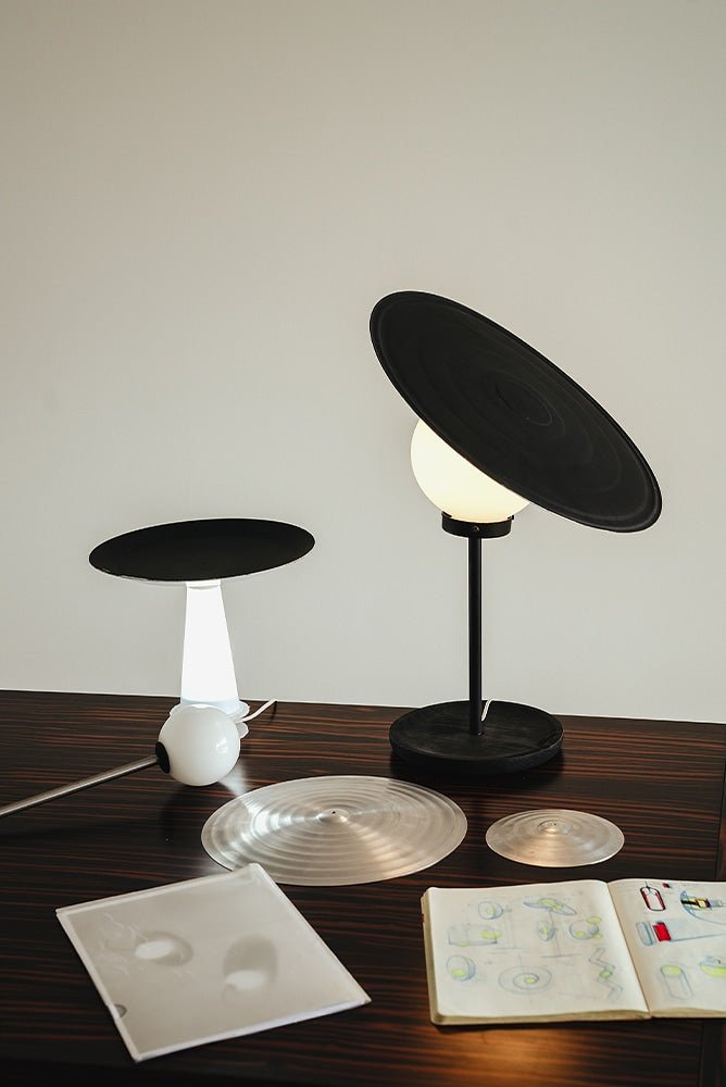 Vortex moderne bordlampe i aluminium