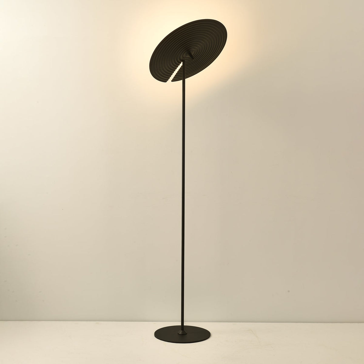Spira moderne gulvlampe i aluminium