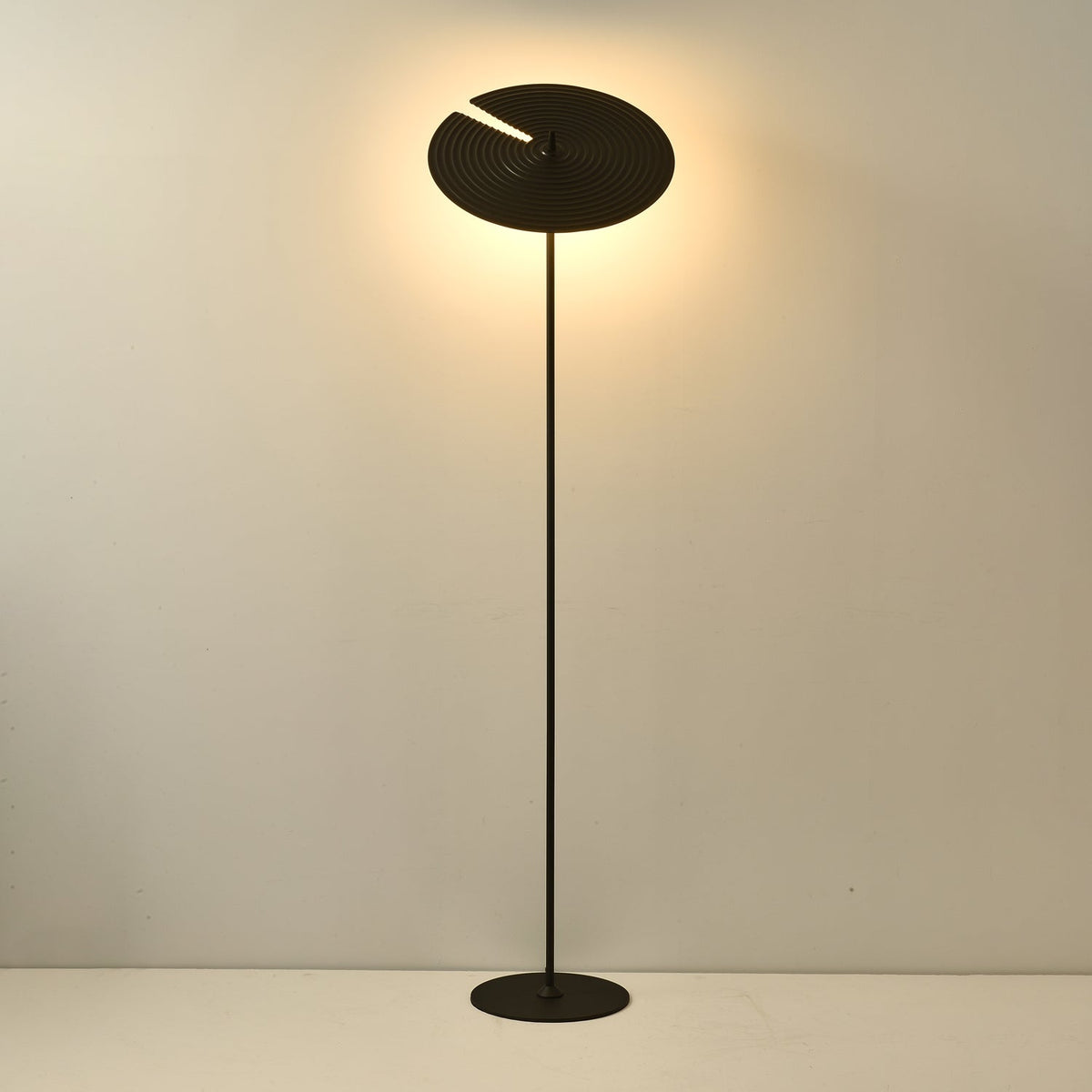 Spira moderne gulvlampe i aluminium