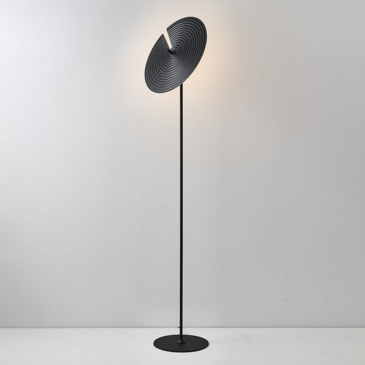 Spira moderne gulvlampe i aluminium