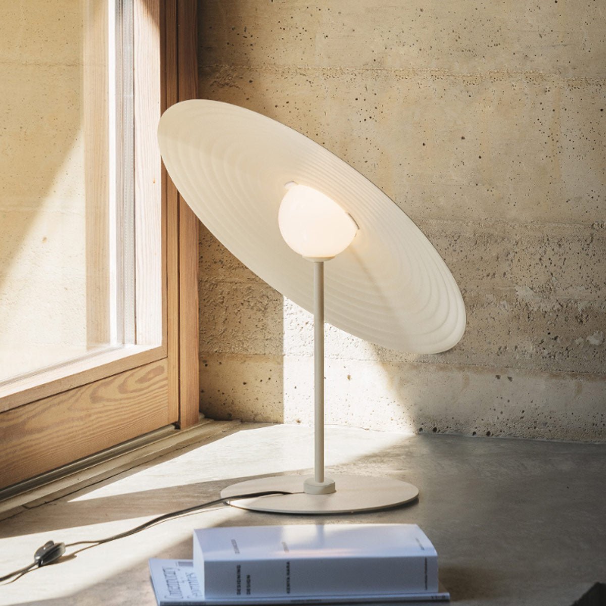 Vortex moderne bordlampe i aluminium