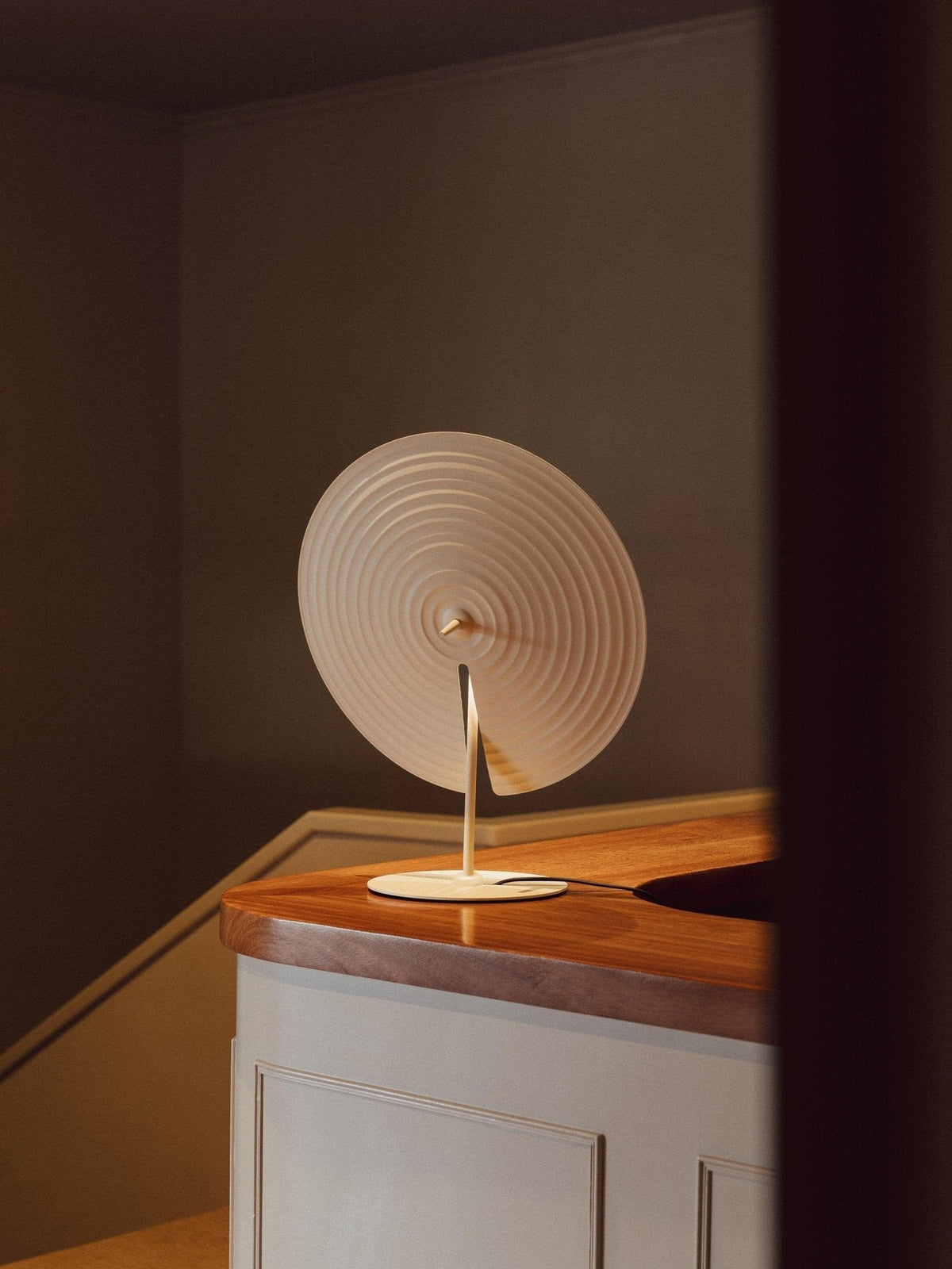 Vortex moderne bordlampe i aluminium
