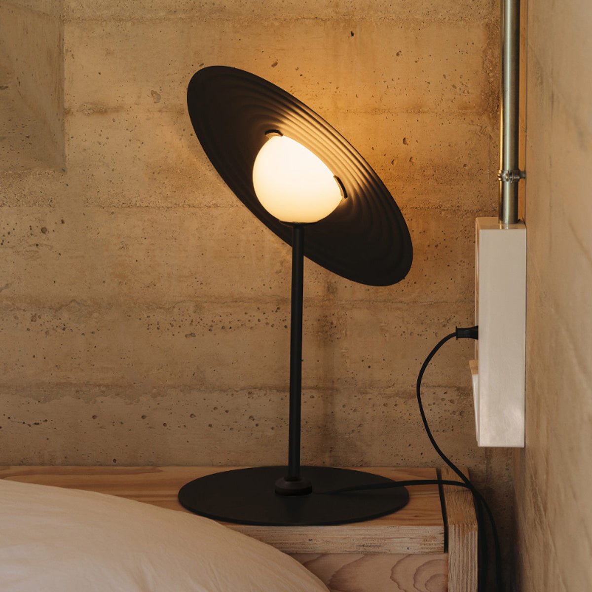 Vortex moderne bordlampe i aluminium