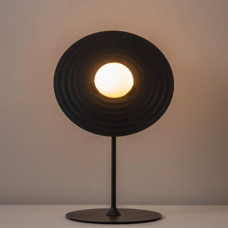 Vortex moderne bordlampe i aluminium