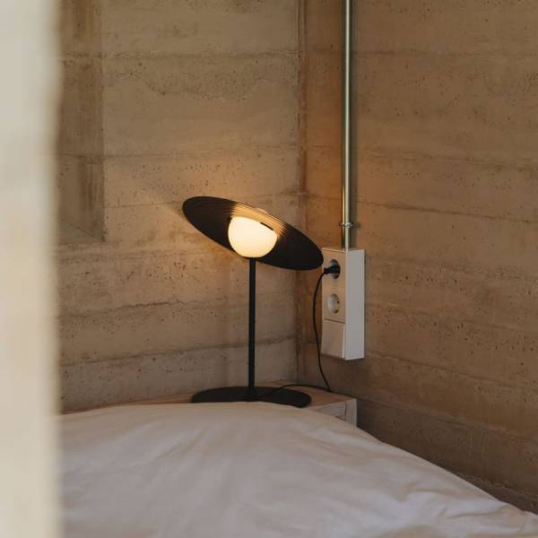 Vortex moderne bordlampe i aluminium
