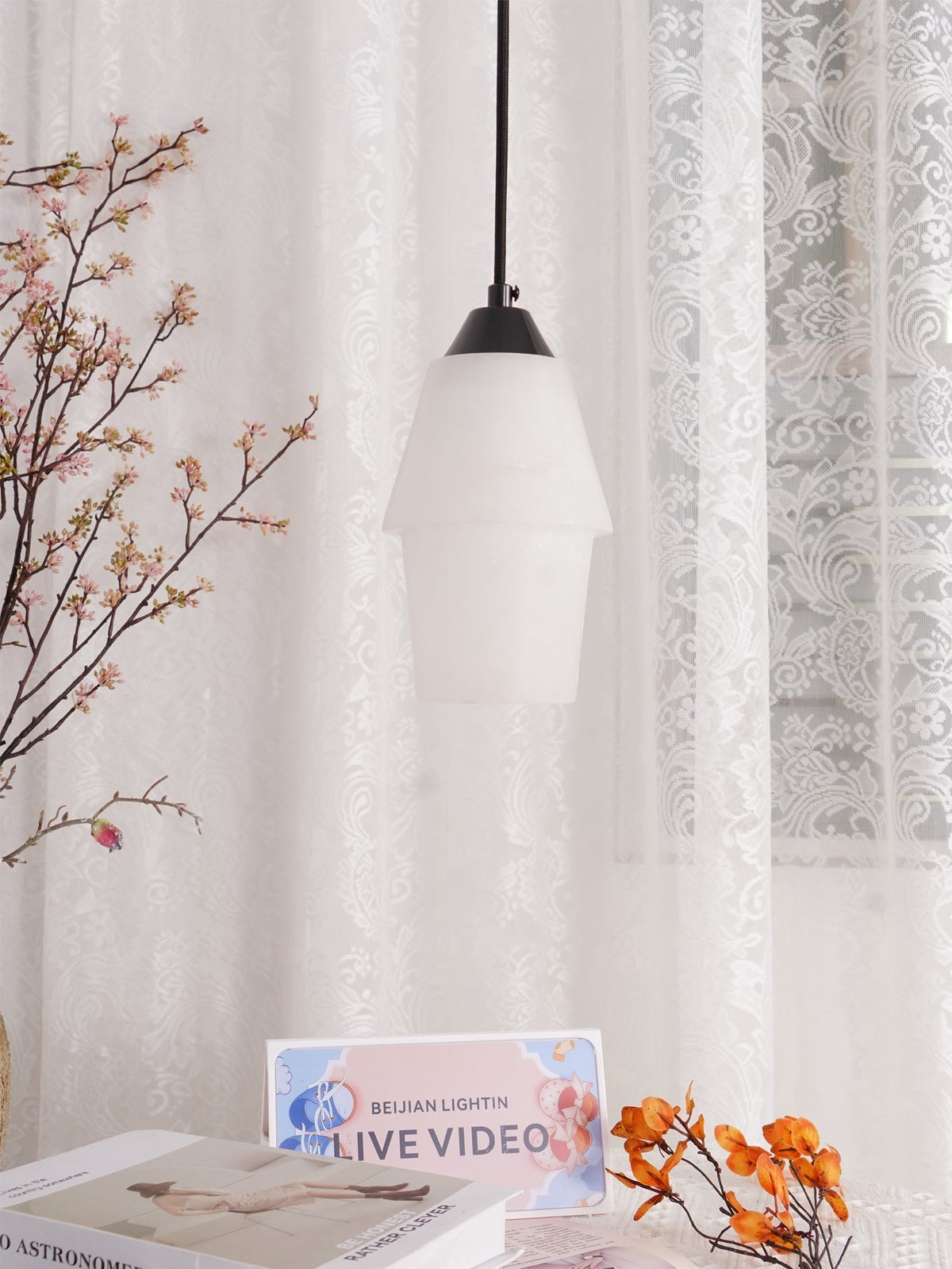 Ostara-pendill úr látúni og alabasti