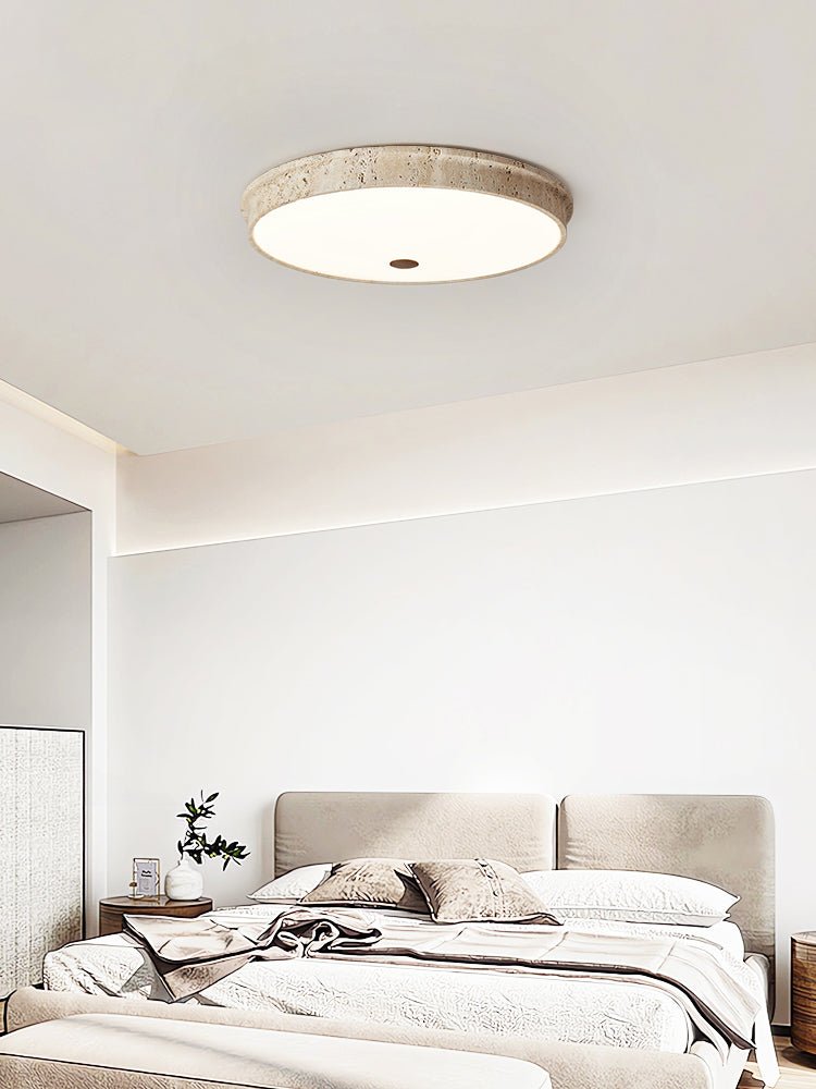 Seriraine rund loftslampe i gul travertin
