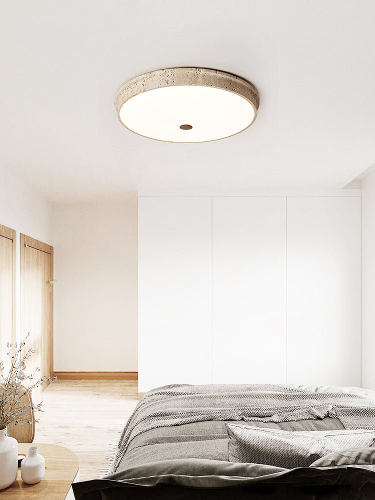 Seriraine rund loftslampe i gul travertin
