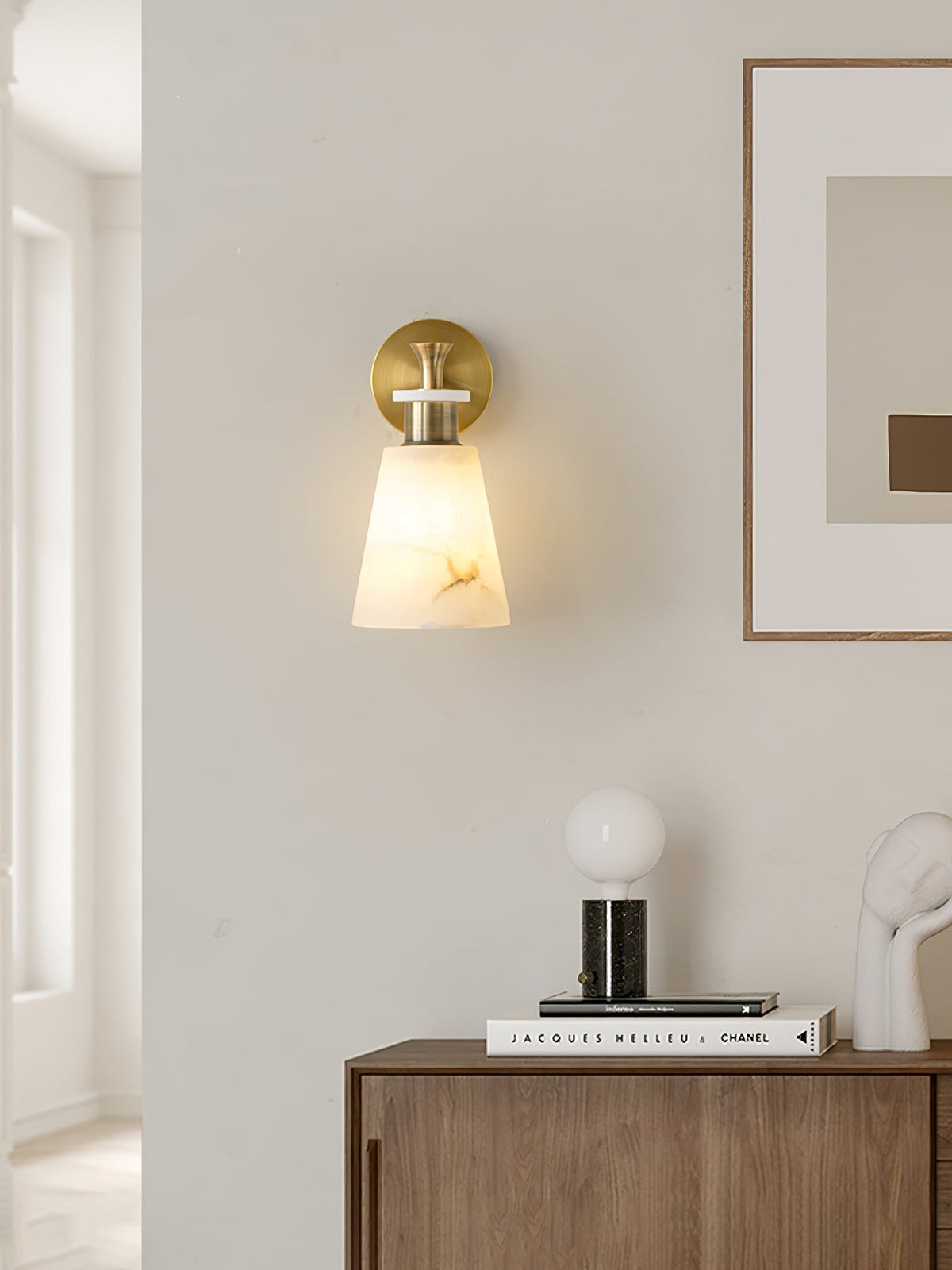 Avsmalnande vägglampa i alabaster